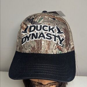 Duck Dynasty New mossy Oak Camouflage and Black Cap